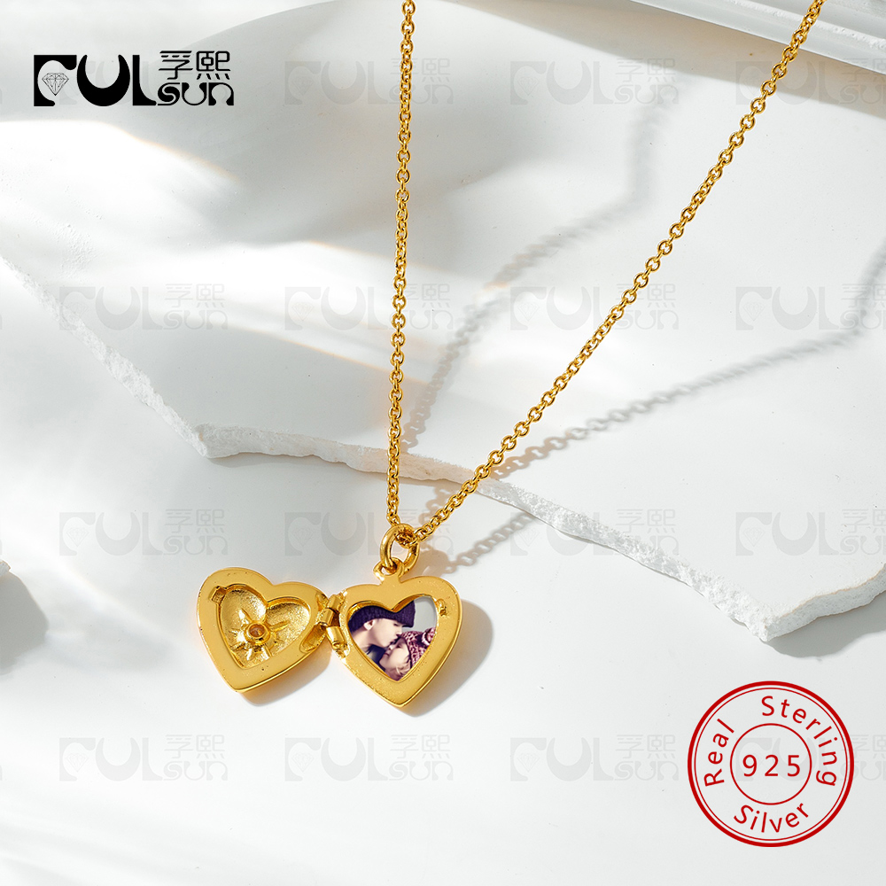 Heart Locket Necklace Photo - قلادة فضية عيار 925 مطلية بالذهب